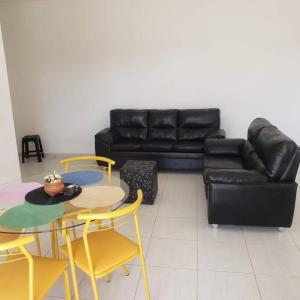 Apto no Jd Indaiá com piscina a 300m da praia