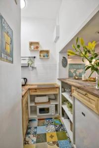 Charming Studio with Bistro Kitchen