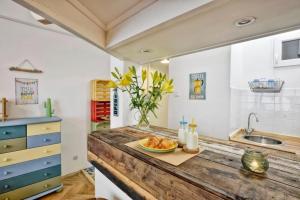 Charming Studio with Bistro Kitchen