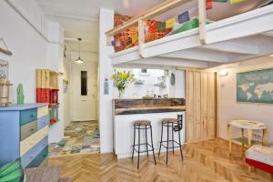 Charming Studio with Bistro Kitchen