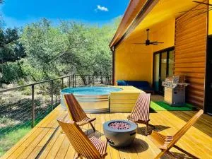 Gorgeous Modern Cabin w Heated Pool, Firepit - Hammetts Crossing