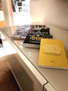 Cozy Cabin w Pvt Heated Pool Under Epic TX Stars