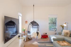 Cozy Cabin w Pvt Heated Pool Under Epic TX Stars