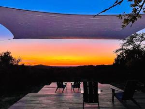 Cozy Cabin w Pvt Heated Pool Under Epic TX Stars