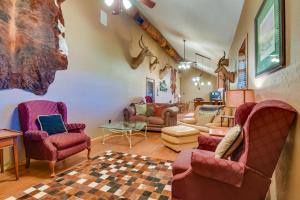 Cozy Strawn Cabin w Pool Access - Near Lake!