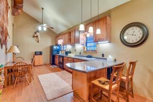 Cozy Strawn Cabin w Pool Access - Near Lake!