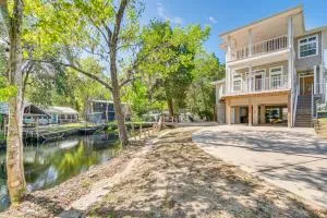 Tropical Canalfront Escape with Decks and Dock! - Homosassa Springs