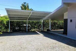 Modern 2br home - Walk to the beach!