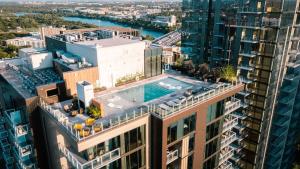 Luxury 2BR Rooftop Pool Austin by Barclé