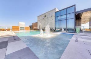 Luxury 2BR Rooftop Pool Austin by Barclé