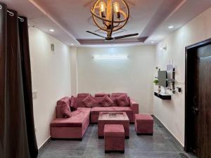 Modern 2bhk near Delhi Airports by Nirvana villa Apartments