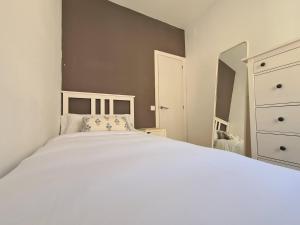 WALK to CAMP NOU - Wi-Fi AC 3 Bed by MyRentalHost