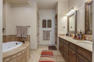 Coral Springs B8 Sleeps 8, Beautiful Complex Amenities with Pool and Private BBQ Grill