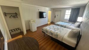 Deluxe Quadruple Room - Smoking room in Motel 6-Beaumont TX