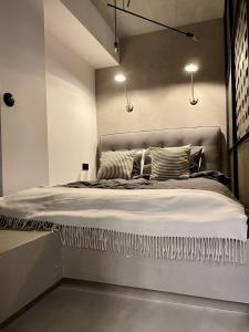 Premium Loft Apartments-City Center Parking by Urban Escape