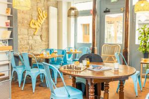 Young and Happy Latin Quarter by Hiphophostels