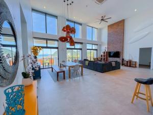 Elegant Oceanview Penthouse - Steps from Jaco Beach & Nightlife