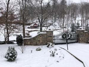 Fairytale: Hot Tub & Trout Stream & Petting Zoo?