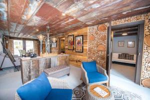 Fairytale: Hot Tub & Trout Stream & Petting Zoo?