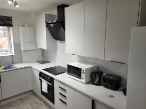 RentUnique Nimrod House 2 bed ample parking - Copthorne