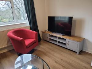 RentUnique Nimrod House 2 bed ample parking