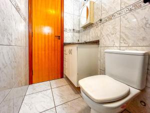 Apto com WiFi a 140 metros da Praia do Caicara SP