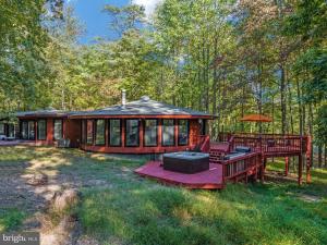obrázek - Modern Wooded Oasis with Hot Tub, WiFi, Deck, Grill & Dome!