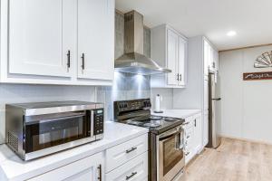 Hudson Oaks Country Creekside Home Hot Tub and Deck