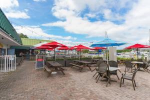 ALL BRAND-NEW Waterfront-Pool, Tiki Bar, Gym