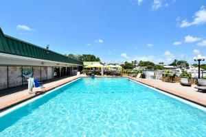 ALL BRAND-NEW Waterfront-Pool, Tiki Bar, Gym