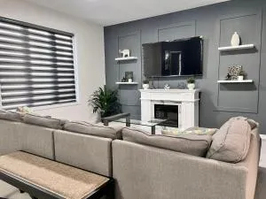 Spacious 4-Bedroom Home, Comfortably Sleeps 10 - Alliston