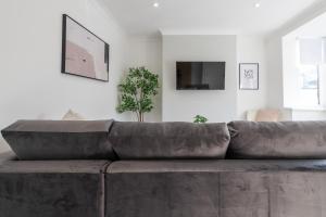 Spacious 3-Bedroom House near Elland Rd Stadium & Leeds City, Ideal for Contractors & Long Stays - NordStay