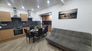 Highfield House - Ensuite, Parking, Wifi, Smart TV, Self Catering - Serving Contractors, Tourists, Santa Pod & Silverstone!