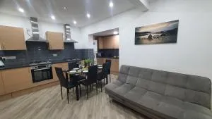 Highfield House - Ensuite, Parking, Wifi, Smart TV, Self Catering - Serving Contractors, Tourists, Santa Pod & Silverstone!!! - Orlingbury