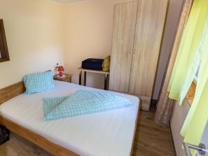 Bungalow by Lake Ossiach with Mountain Views