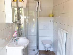 Bungalow by Lake Ossiach with Mountain Views