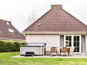 Bungalow in Friesland with Private Spa & Sloop