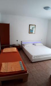 Apartments with parking space Lopar, Rab - 22579