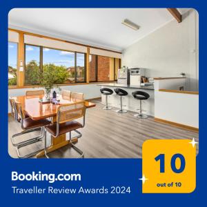 Esplanade 3BR Holiday Home with Magic Ocean Views