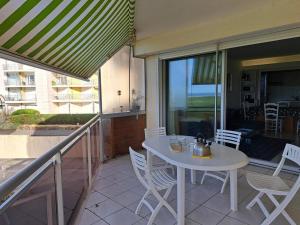 Appartement duplex face mer avec piscine, quartier Golf, 2 chambres, 2 salles deau, parking privé - FR-1-323-513