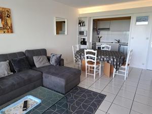 Appartement duplex face mer avec piscine, quartier Golf, 2 chambres, 2 salles deau, parking privé - FR-1-323-513