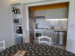 Appartement duplex face mer avec piscine, quartier Golf, 2 chambres, 2 salles deau, parking privé - FR-1-323-513