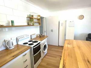 Beachside Family Unit 2 mins walk to beach partial ocean view