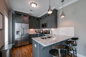 New Nashville Condo with 2 King beds walk to bars