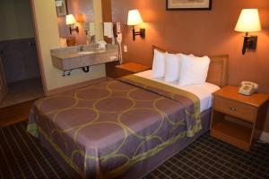Double Room with Mobility/Hearing Impaired Access - Non-Smoking room in Super 8 by Wyndham Azusa