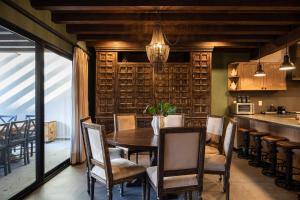 Private Jacuzzi & Pool, Elegant La Escondida 5BR