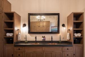 Private Jacuzzi & Pool, Elegant La Escondida 5BR