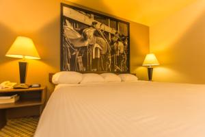 Business King Room - Non-Smoking room in Super 8 by Wyndham Oklahoma Airport Fairgrounds West