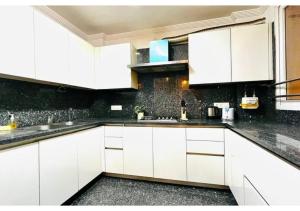 BluO 3BHK M Block Mkt - Lift, Balcony, Parking