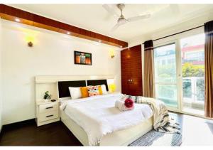 BluO 3BHK M Block Market -Lift, Balcony, Parking